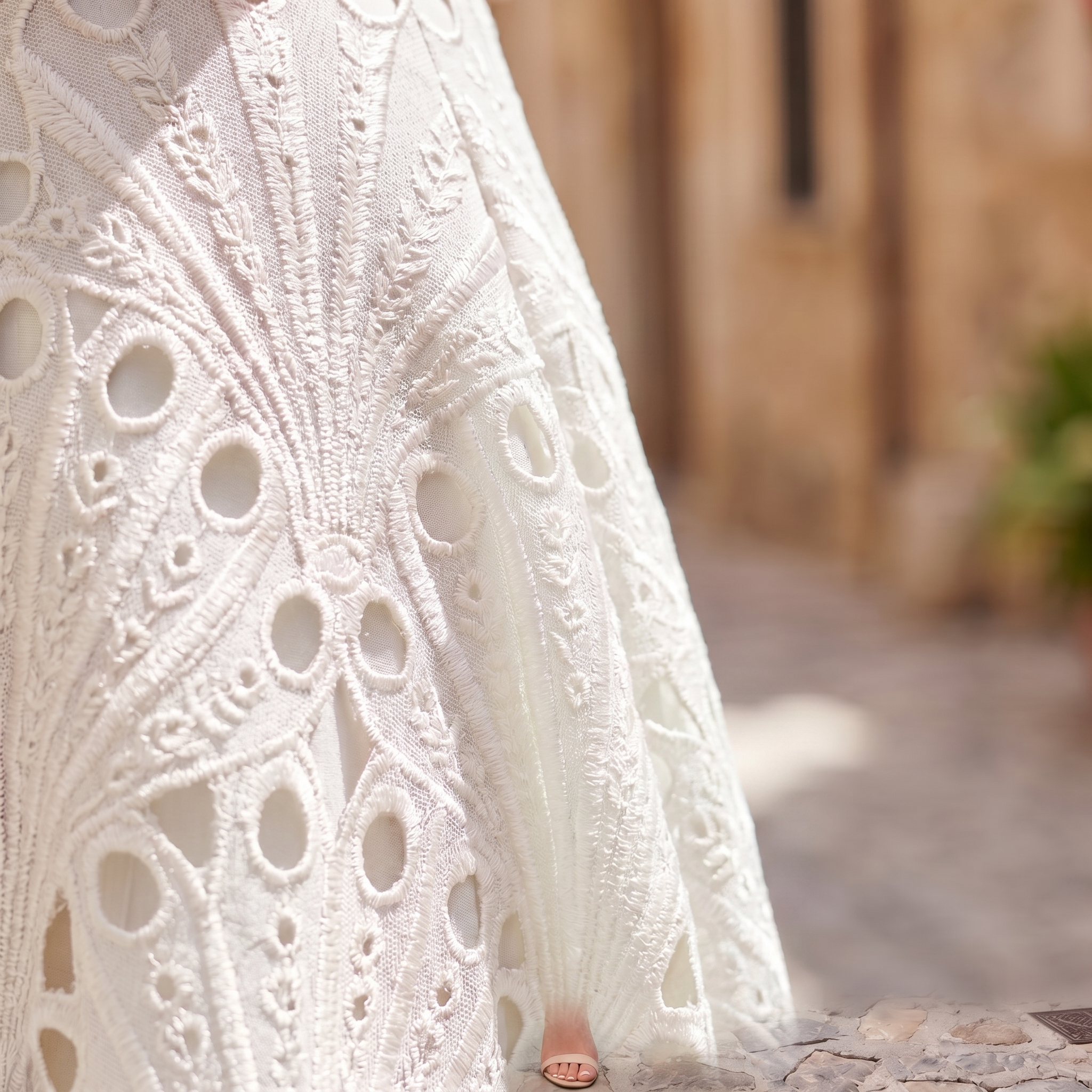 Charlisse – Encaje sofisticado en vestido midi de cuello alto